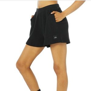 Alo Yoga - NWOT (New without tags) Muse Short in black - size M